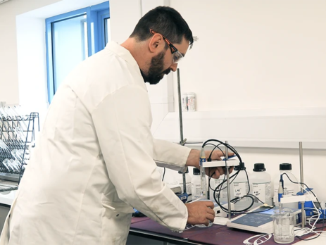 Testing high purity water in a lab